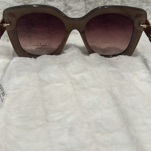 JESSICA SIMPSON 100% UV Absorptive Brown Lens Sun glasses with Goldtone handles. - Picture 6 of 7